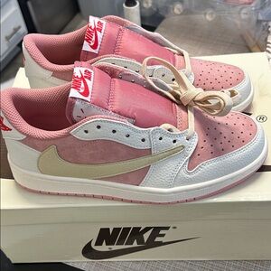 Nike Low-Top Sneakers in Pink, Cream & White
